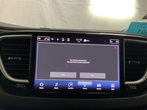 Used 2023 Chrysler Pacifica Touring-L image 32