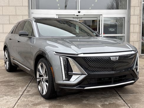 Used 2024 Cadillac Lyriq Luxury w/ LPO, Floor Liner Package image 2