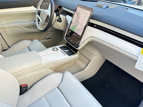 New 2025 Volvo EX90 Plus w/ Protection Package Premier image 17