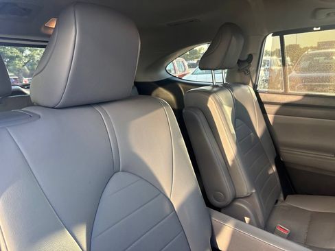 Used 2020 Toyota Highlander XLE AWD/4WD image 31