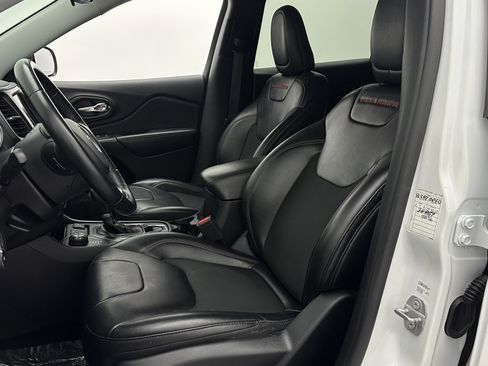 Used 2019 Jeep Cherokee Trailhawk image 26
