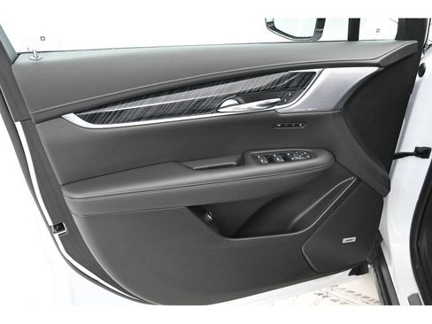 Used 2025 Cadillac XT6 Premium Luxury image 8