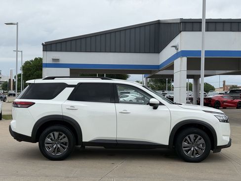 Used 2025 Nissan Pathfinder SV image 3