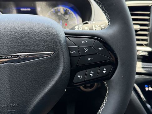 Used 2025 Chrysler Pacifica Limited FWD image 22