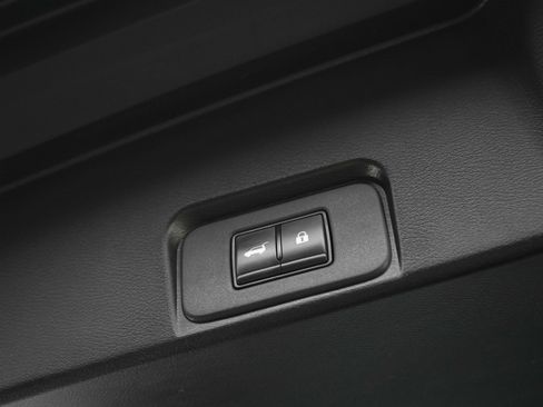 Used 2025 Nissan Rogue SV AWD/4WD image 18