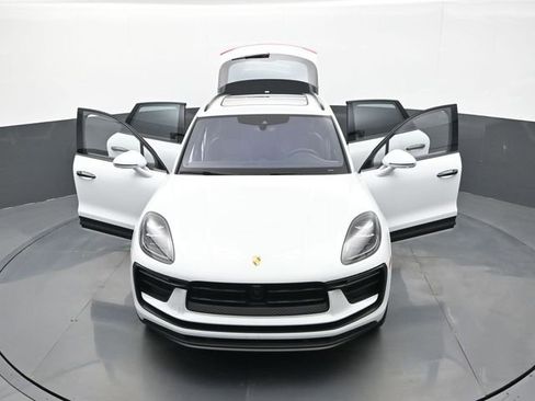 Certified 2025 Porsche Macan AWD/4WD image 32
