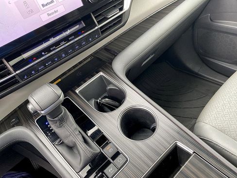 Used 2021 Toyota Sienna Limited image 18