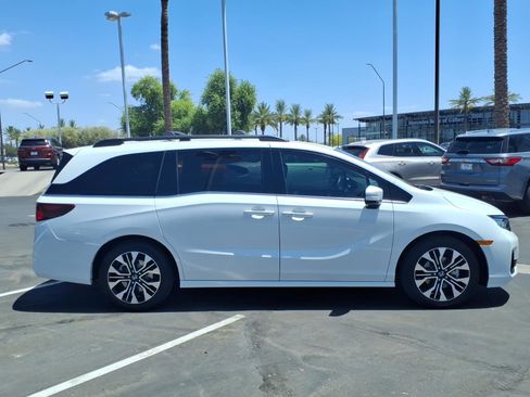 Used 2025 Honda Odyssey Elite image 3