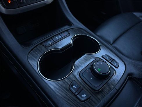 Used 2023 GMC Acadia SLT image 17