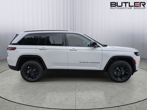 New 2026 Jeep Grand Cherokee Altitude RWD image 7
