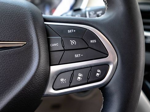 Used 2024 Chrysler Pacifica Touring-L FWD image 18