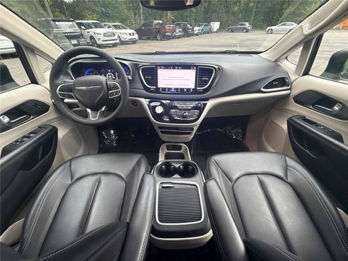Used 2023 Chrysler Pacifica Touring-L FWD image 13