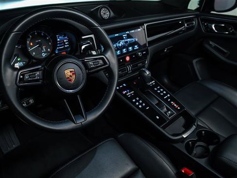 Used 2025 Porsche Macan AWD/4WD image 4