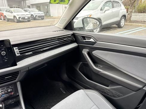 Used 2025 Volkswagen Jetta SE w/ Black Wheel Package image 14