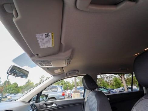 Used 2021 Volkswagen Tiguan S image 32