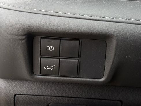 Used 2021 Toyota Highlander LE FWD image 37