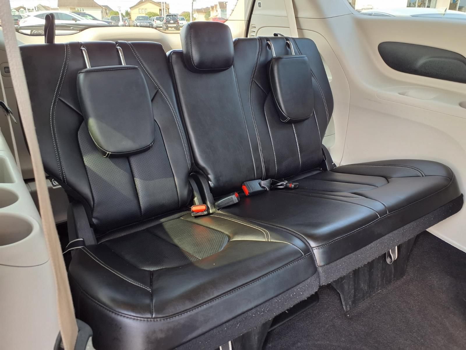 Used 2024 Chrysler Pacifica Touring-L FWD image 16