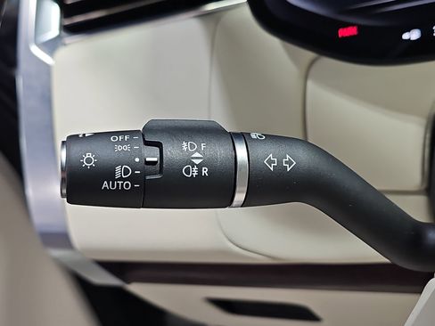 Used 2025 Land Rover Range Rover SE image 28