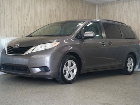 Used 2011 Toyota Sienna LE FWD image 4
