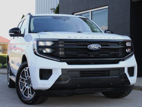 Used 2025 Ford Expedition Active AWD/4WD image 5