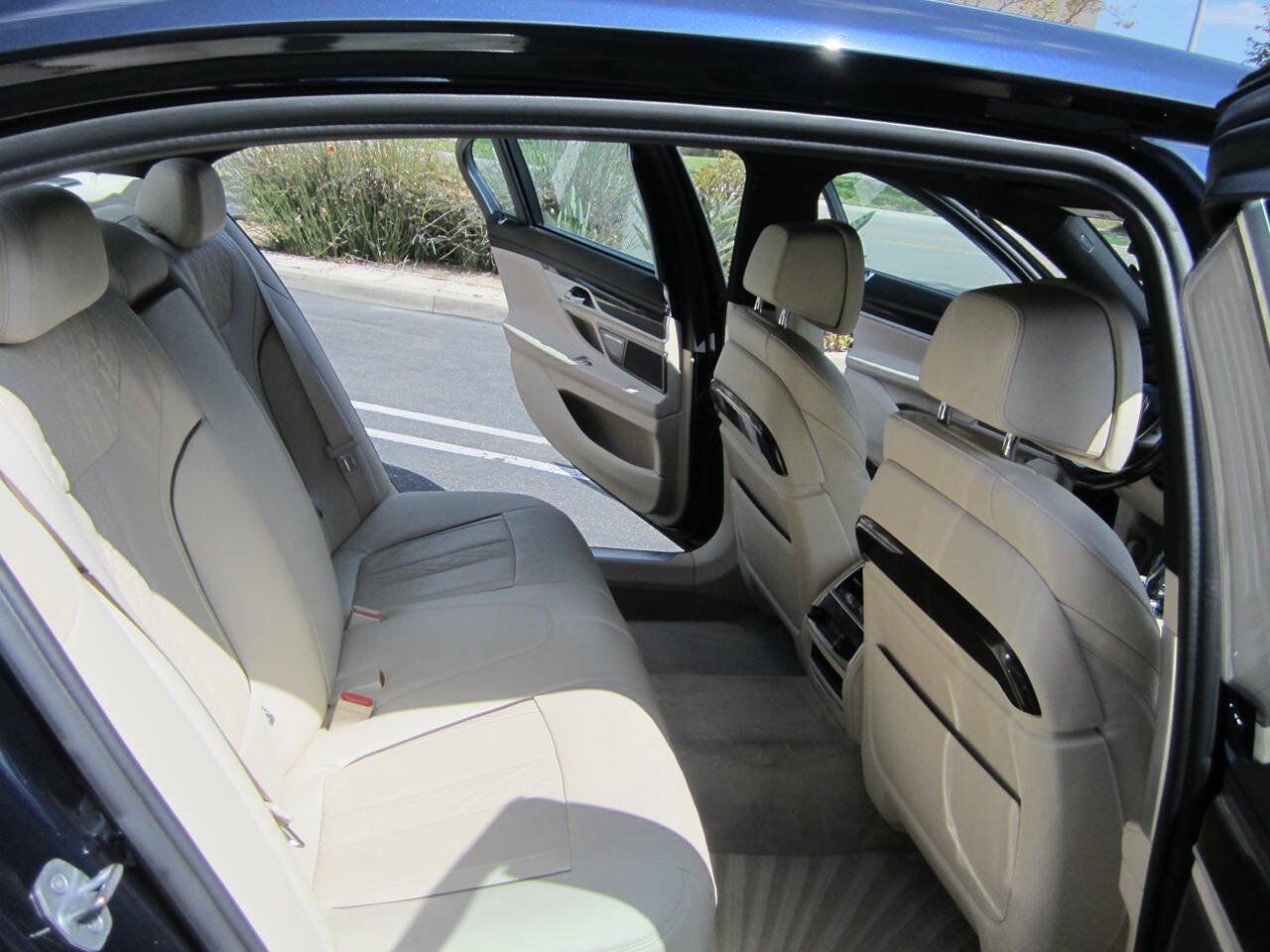 Used 2020 BMW 740i w/ Premium Package RWD image 17