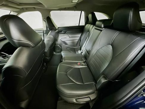 Used 2023 Toyota Highlander XLE FWD image 23