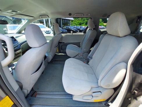 Used 2014 Toyota Sienna LE FWD image 9