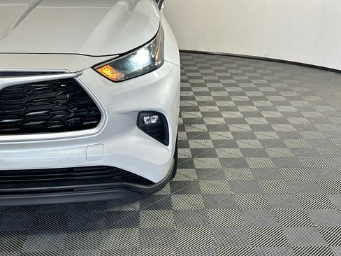 Used 2023 Toyota Highlander XLE FWD image 9