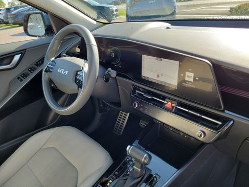 Certified 2023 Kia Niro EX Touring FWD image 8