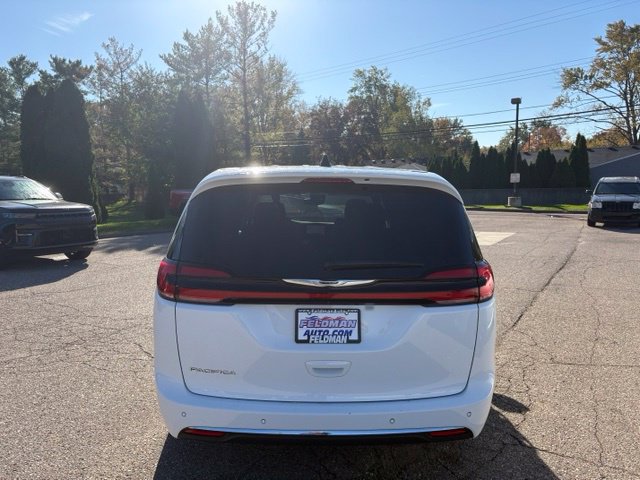 Used 2025 Chrysler Pacifica Select FWD image 4