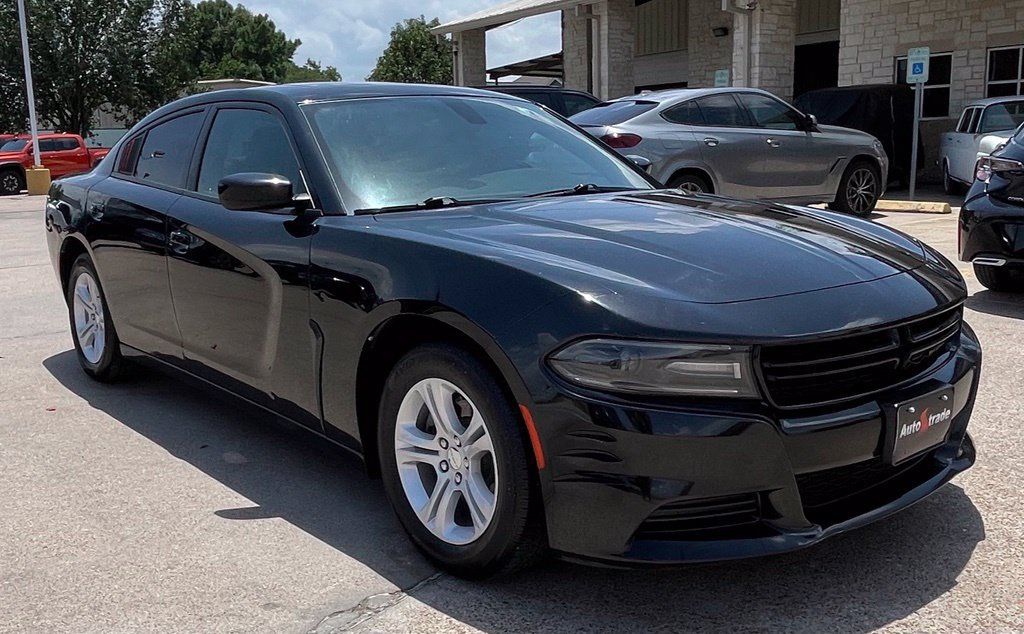 Used 2019 Dodge Charger SXT RWD image 2