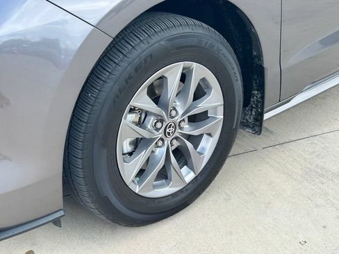 Used 2024 Toyota Sienna XLE FWD image 9