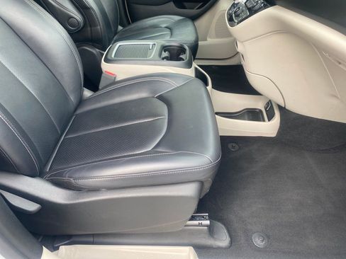 Used 2024 Chrysler Pacifica Touring-L FWD image 9