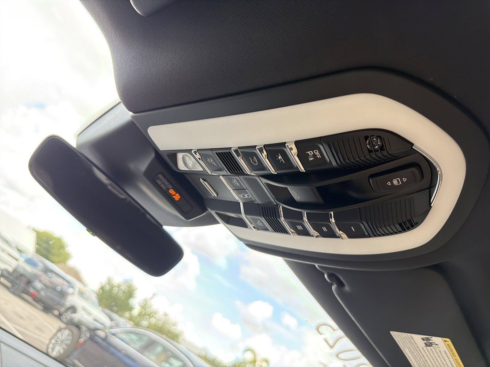Used 2025 Porsche Macan Turbo AWD/4WD image 32