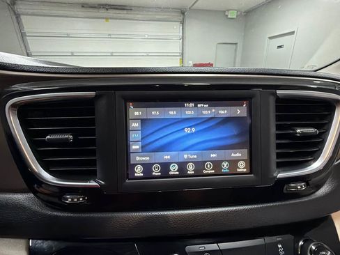 Used 2020 Chrysler Voyager Lxi image 19