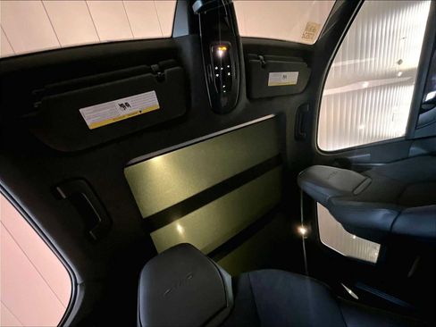 Used 2025 Porsche Cayenne GTS w/ Premium Package image 25