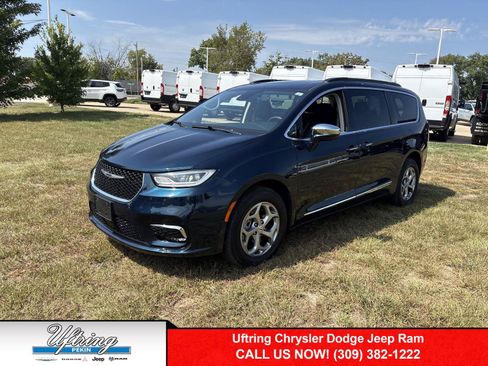 Used 2022 Chrysler Pacifica Limited w/ Uconnect Theater Family Group AWD/4WD image 1