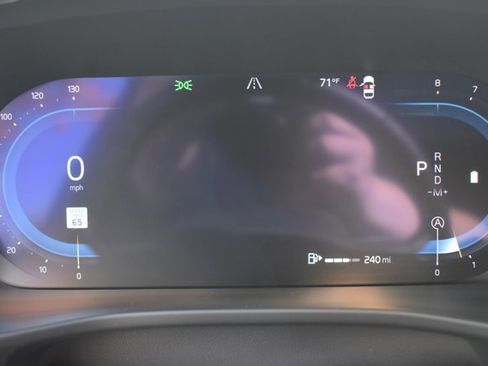 Used 2025 Volvo XC40 B5 Plus image 24