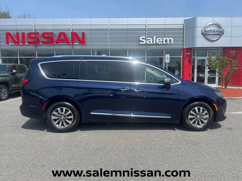 Used 2020 Chrysler Pacifica Limited FWD image 8