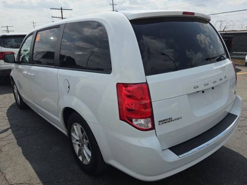 Used 2018 Dodge Grand Caravan SE FWD image 2