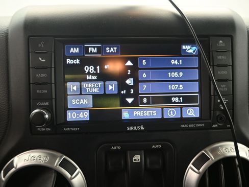 Used 2018 Jeep Wrangler Sahara w/ Connectivity Group image 15