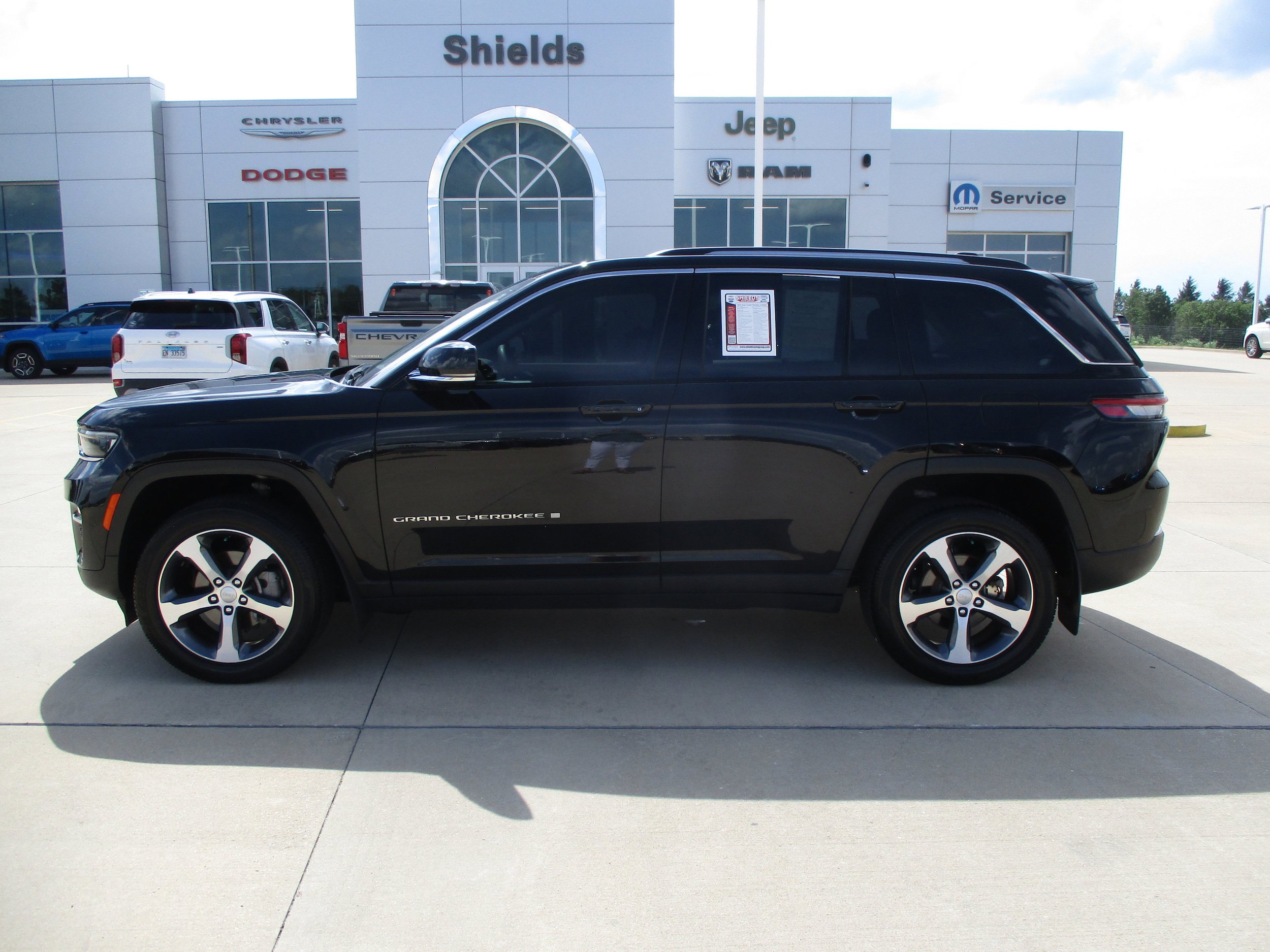 Used 2023 Jeep Grand Cherokee Limited AWD/4WD image 3