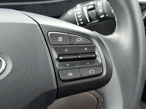 Certified 2025 Hyundai Venue SEL FWD image 21