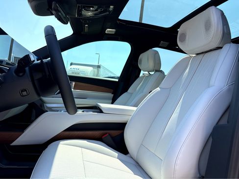 New 2026 Cadillac Vistiq Sport image 17