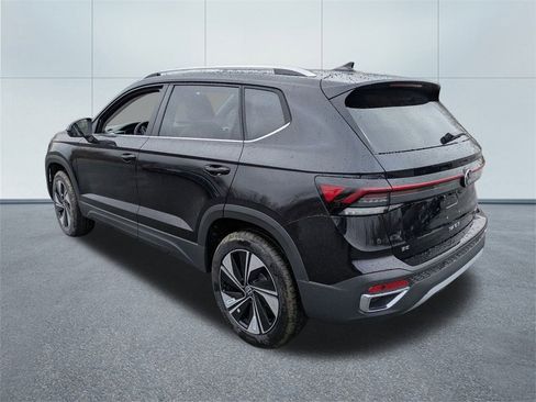 New 2026 Volkswagen Taos SE image 5