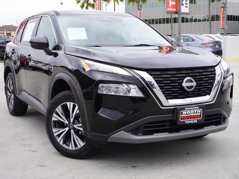 Used 2022 Nissan Rogue SV image 2