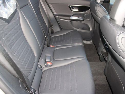Used 2026 Mercedes-Benz GLC 300 4MATIC image 32