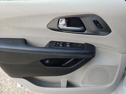 Used 2024 Chrysler Pacifica Limited FWD image 20