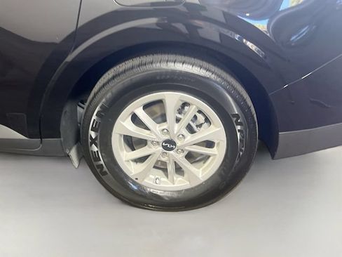 Used 2024 Kia Carnival LX FWD image 21