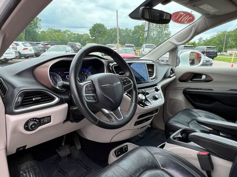 Used 2017 Chrysler Pacifica Touring-L Plus FWD image 10
